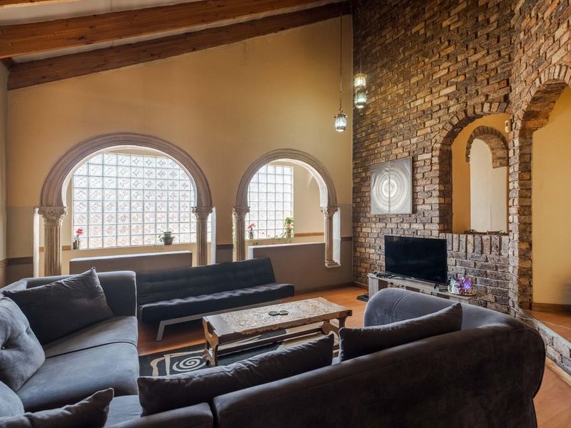 Seven bedroom home, large erf, loads of potential - Newlands - Photo 3