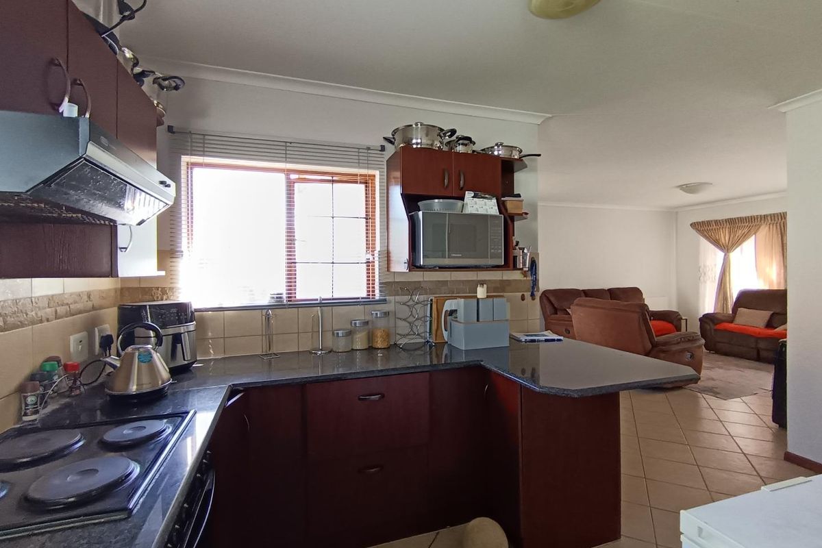 Modern Bayswater Townhouse in Estate : Comfort & Space Await - Photo 3