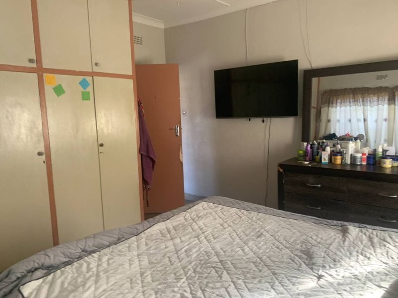 Charming 3-Bedroom House for Sale in Towerby, Johannesburg South - Photo 9