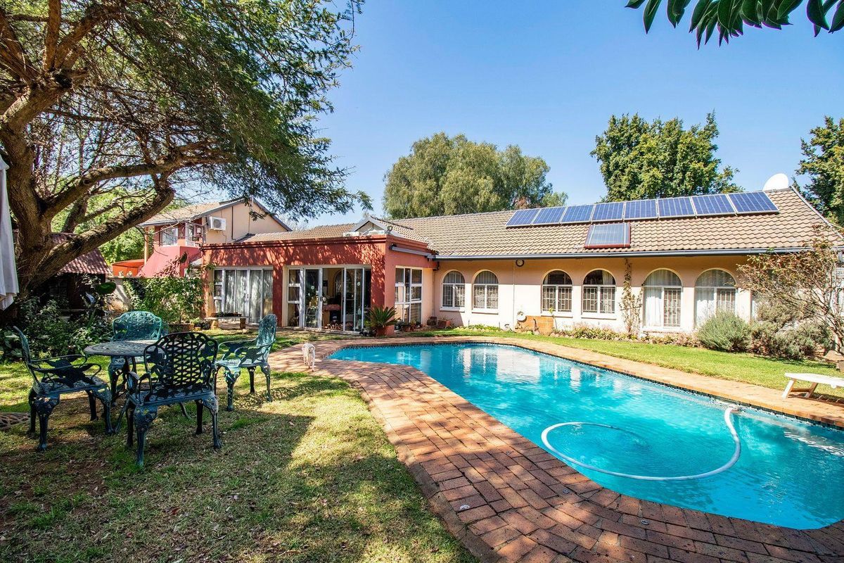 Expansive training lodge situated close to Grand Central Airport - Photo 3