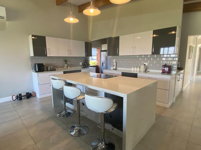 Excuiste Home For Rental in Palm Lakes Estate - Photo 8