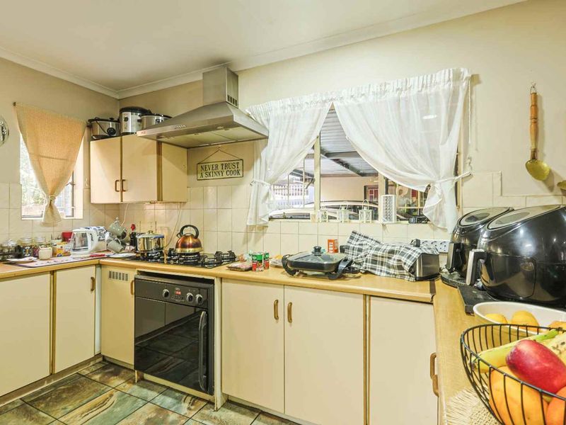 4 Bedroom Beauty For Sale in Waverley - Photo 9