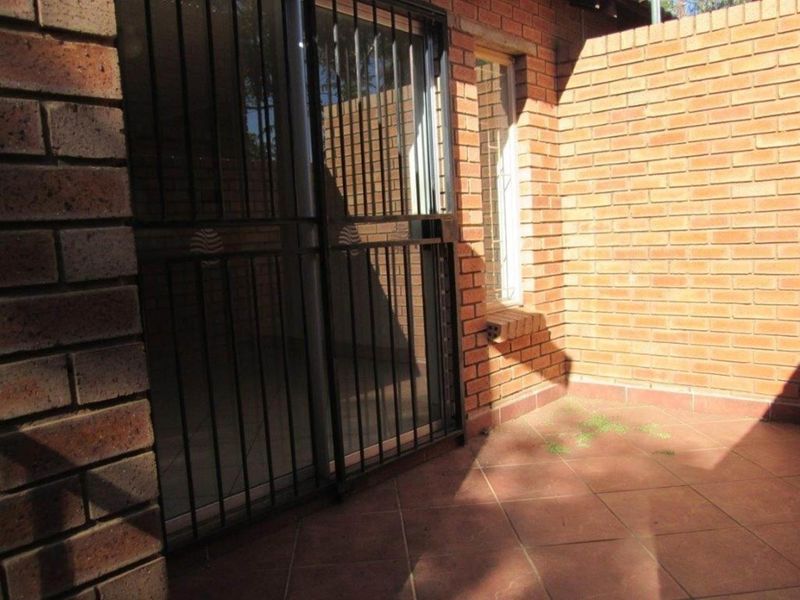 2 BEDROOM TOWNHOUSE TO RENT IN THERESAPARK - Photo 4