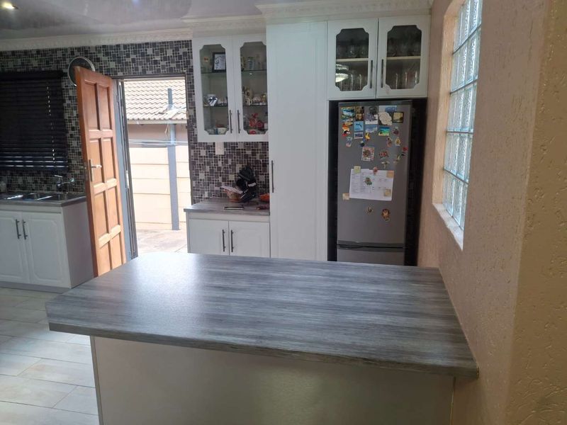 A  Beautiful, spacious, Neat Modern Home in a Sought after  Area in Ennerdale - Photo 3