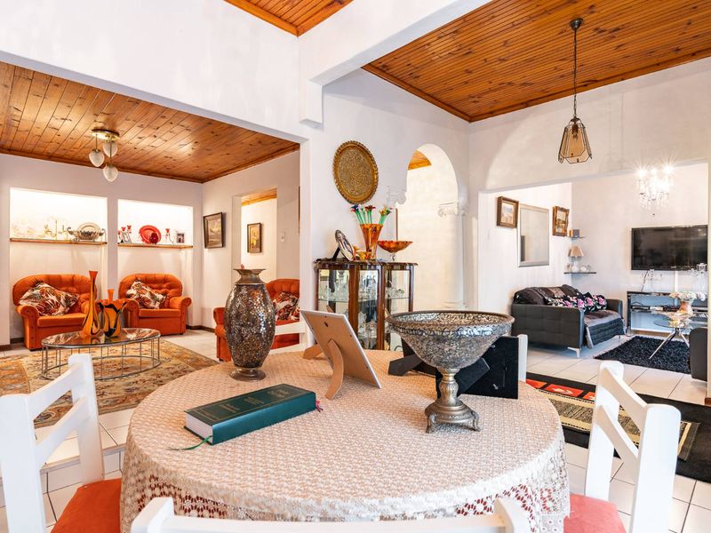 Character Home in Walmer Estate with Scope for Renovation and Rental Potential - Photo 3