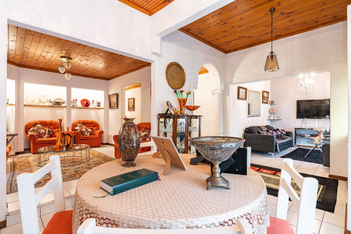 Character Home in Walmer Estate with Scope for Renovation and Rental Potential - Photo 3