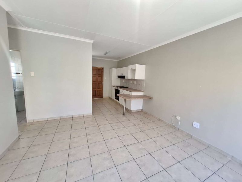 AFFORDABLE GEM IN PIONEERSPARK EXT 1 - Photo 4