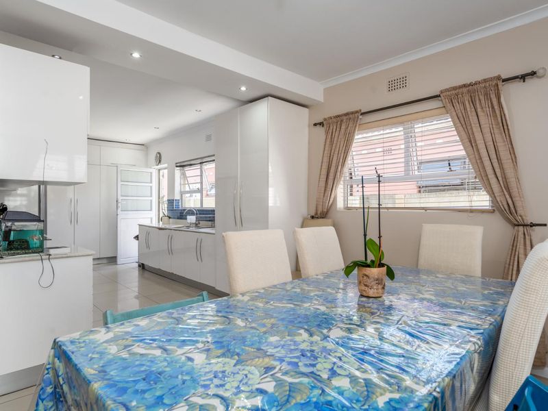 Stylish Family Home Featuring Master Suite, Pool, and Open-Plan Living - Photo 10