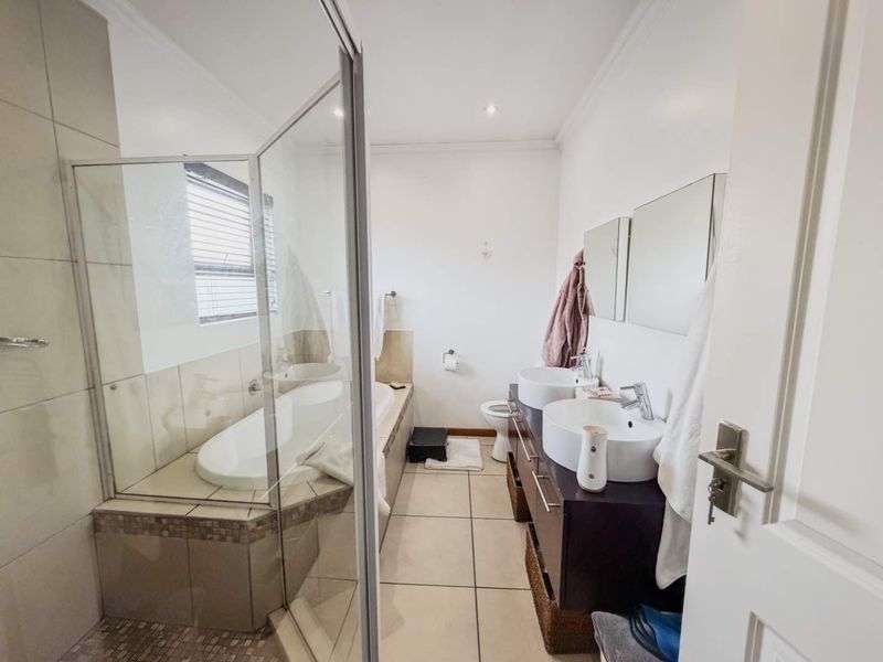 Stylish Duplex Townhouse with Double Garage & Granite Kitchen - Photo 10