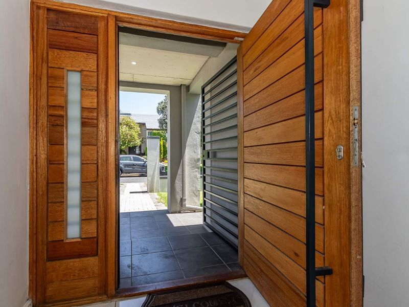 Modern Family Home with Double Volume Living and Separate 2-Bedroom Flatlet - Photo 3