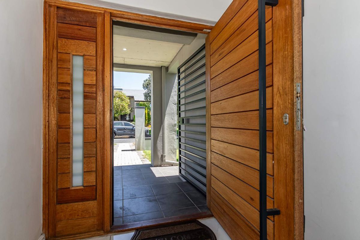 Modern Family Home with Double Volume Living and Separate 2-Bedroom Flatlet - Photo 3