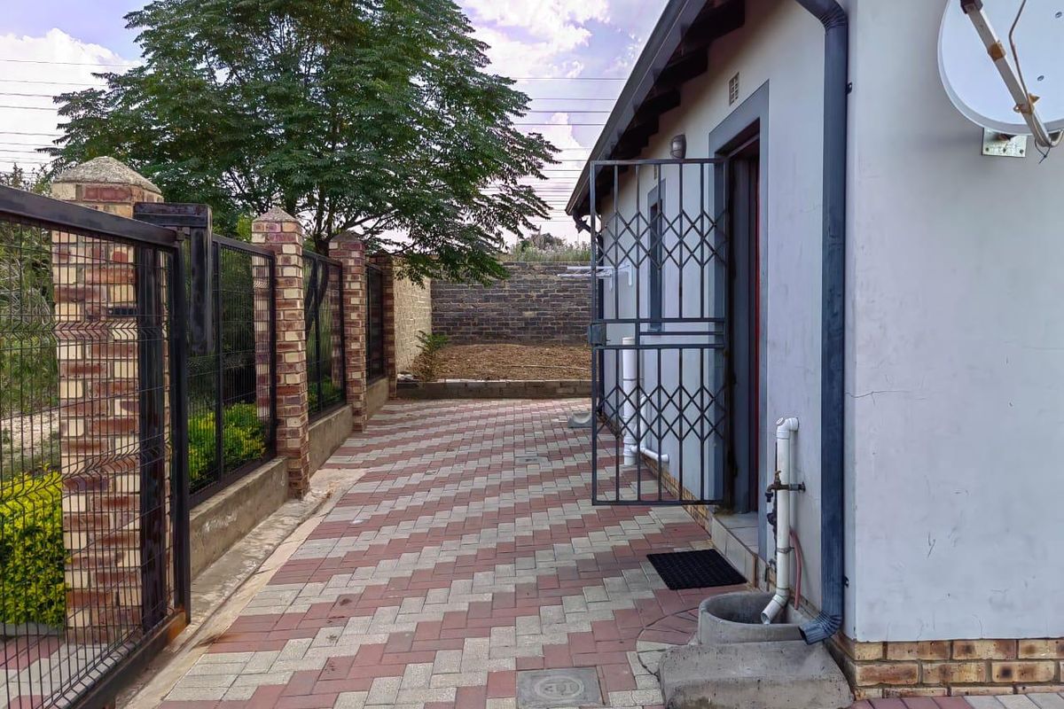 Riverside View - R 850 000 Great Value for this neat property ! - Photo 2