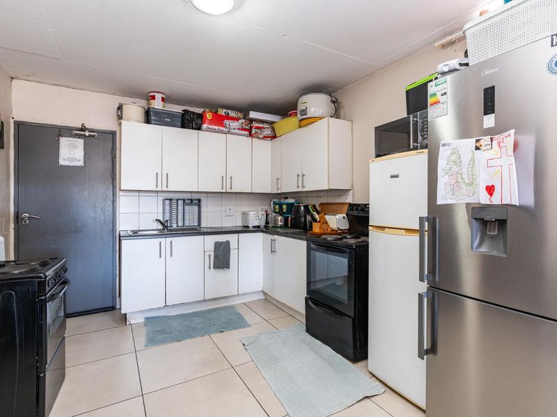 Two Bedroom Top Floor Apartment with Mountain Views - Photo 6