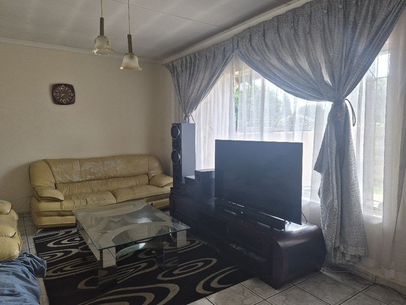 Large family home in Klippoortjie Boksburg - Photo 3