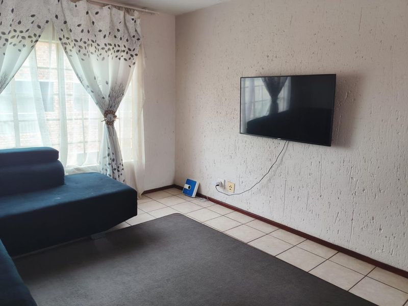 2 bed first floor unit in 24h security complex - Photo 6