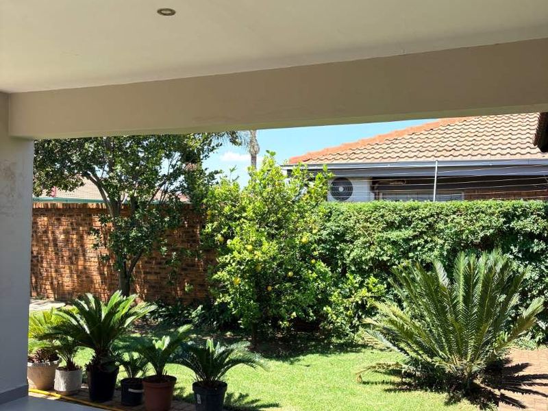 EXCLUSIVE HOME IN UPMARKET PET FRIENDLY COMPLEX - Photo 1