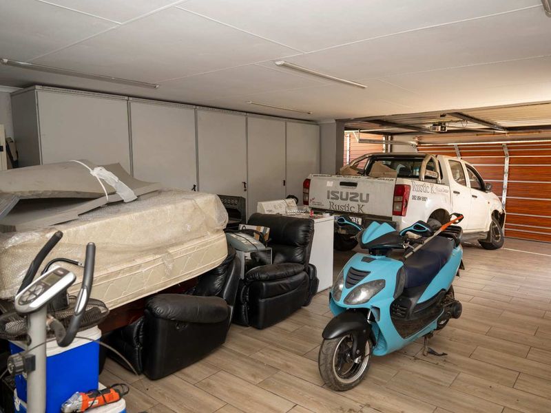 Spacious Haven 4-Bed Home with Pool, Flatlets & 6 Garages - Photo 9