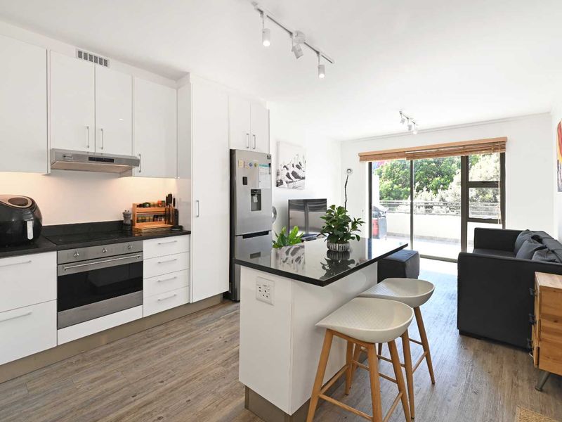 Spacious 2-Bedroom Apartment with Large Balcony - Photo 2