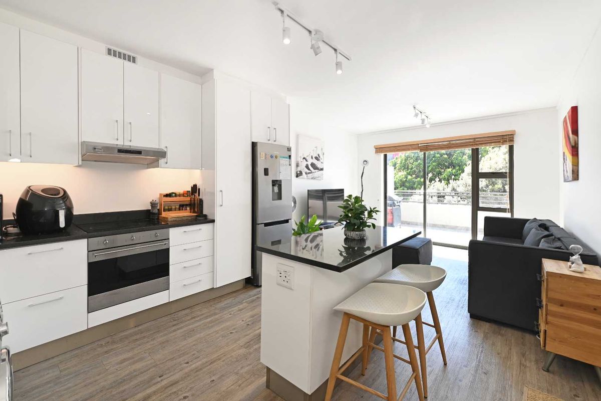 Spacious 2-Bedroom Apartment with Large Balcony - Photo 2