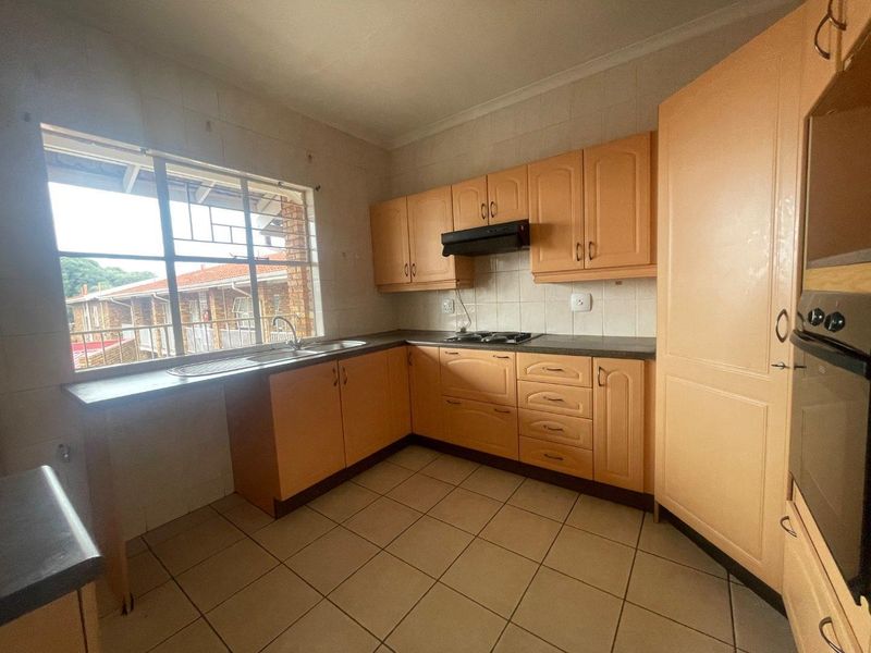Spacious 2-Bedroom Unit in Prime Location – Move-In Ready! - Photo 4