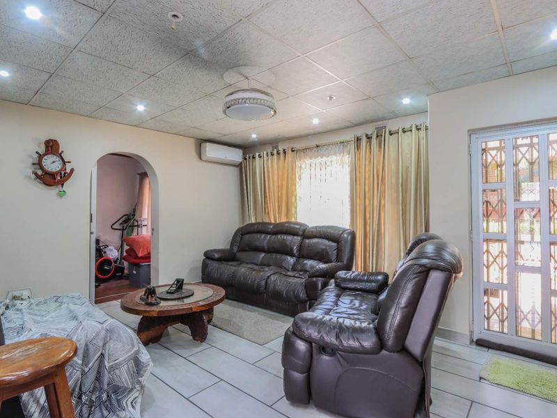 Spacious 4-Bedroom Family Home with Granny Flat, Pool & Entertainment Area - Photo 5