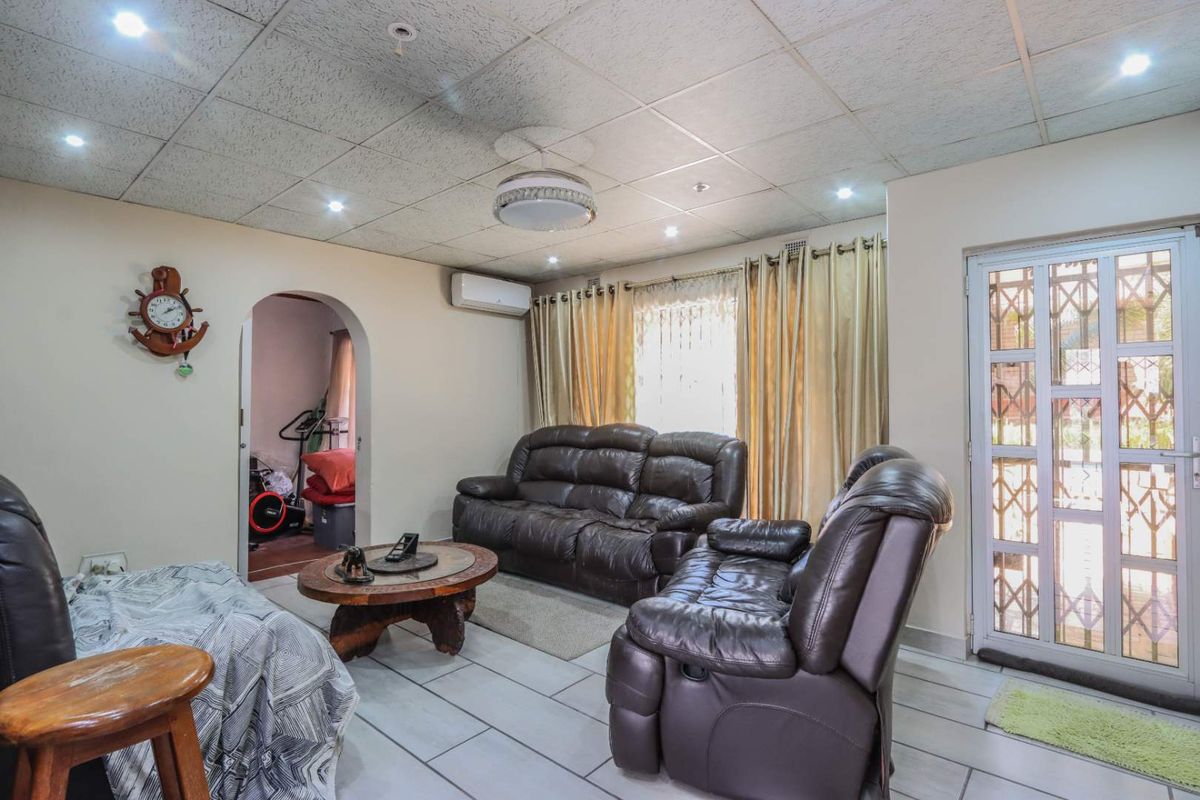 Spacious 4-Bedroom Family Home with Granny Flat, Pool & Entertainment Area - Photo 5