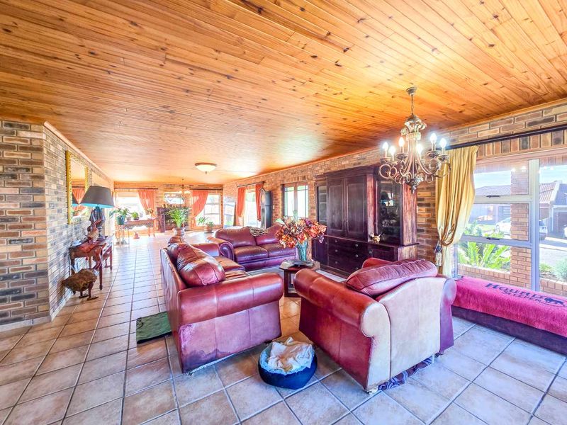 Spacious family home with breathtaking views. - Photo 5