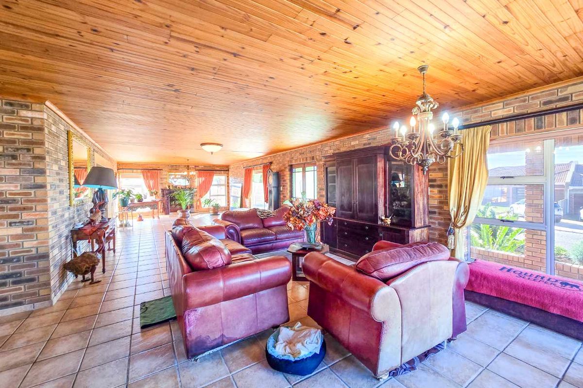 Spacious family home with breathtaking views. - Photo 5