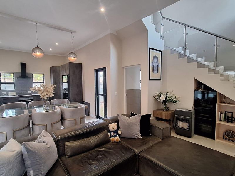 Beautiful, 3-bedroom double-storey home in Ferndale. - Photo 3