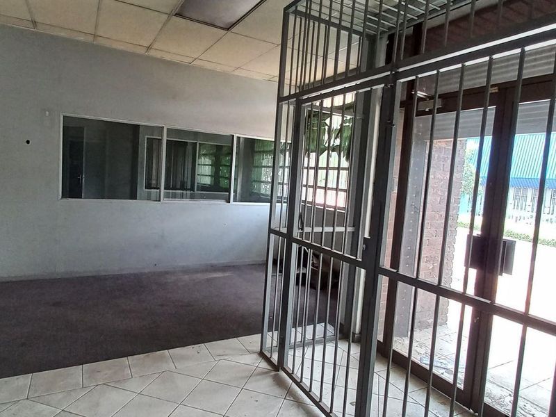 1237m2 Benrose Warehouse To Let - Photo 7