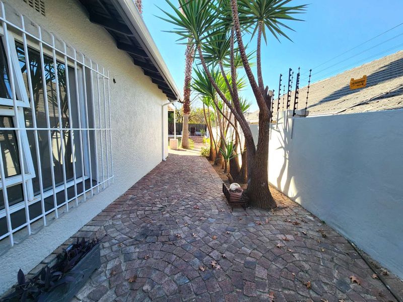 Owner asking R 1 890 000-00 Considering offers from R 1 700 000.00 - Photo 6