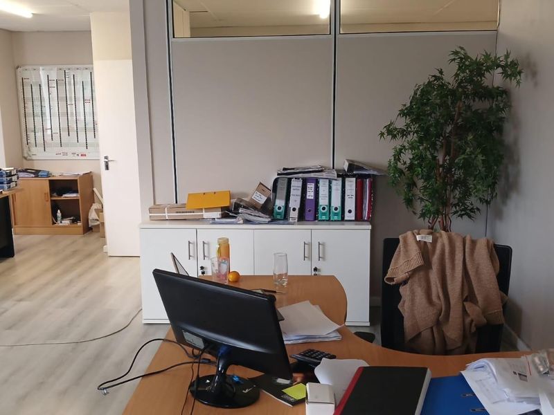 Well-Located Industrial Unit To Let in Royal Cape Park, Ottery - Photo 8