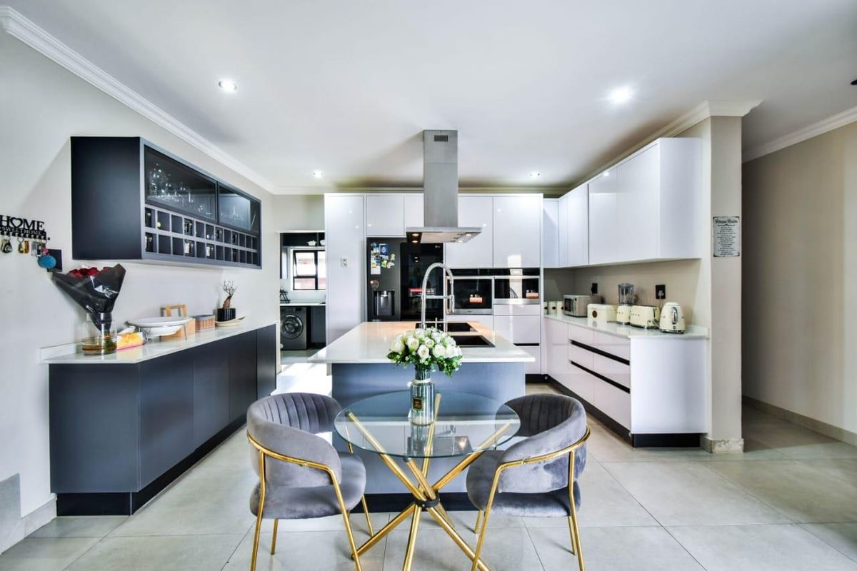 Modern Family Home in Savannah Country Estate - Photo 5