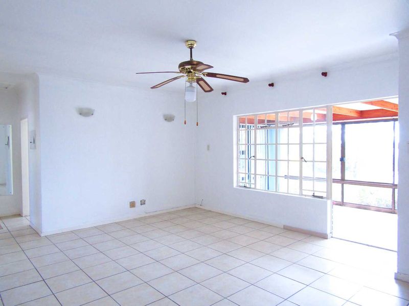 Charming two bedroom simplex in sought-after retirement village - Photo 2