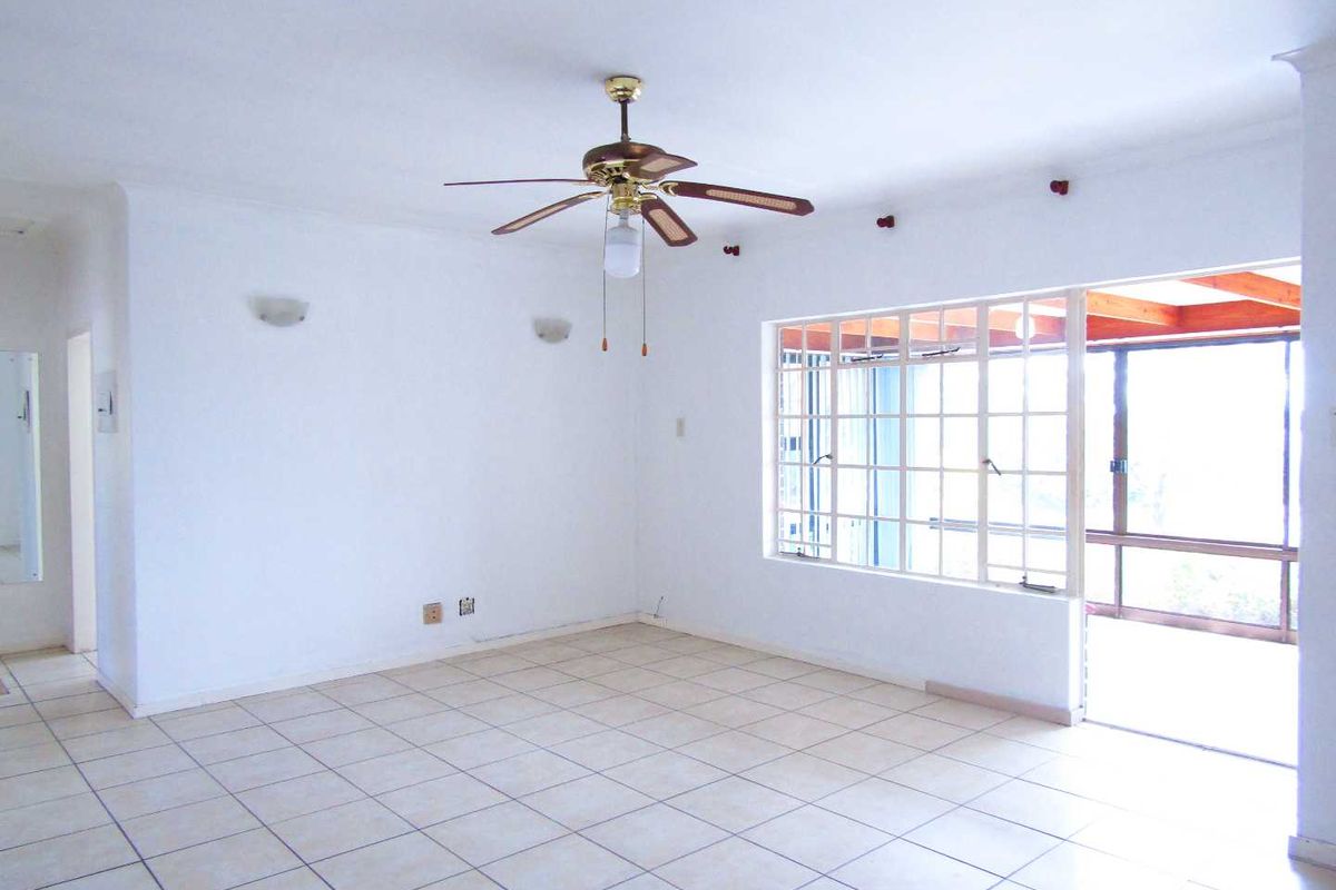 Charming two bedroom simplex in sought-after retirement village - Photo 2