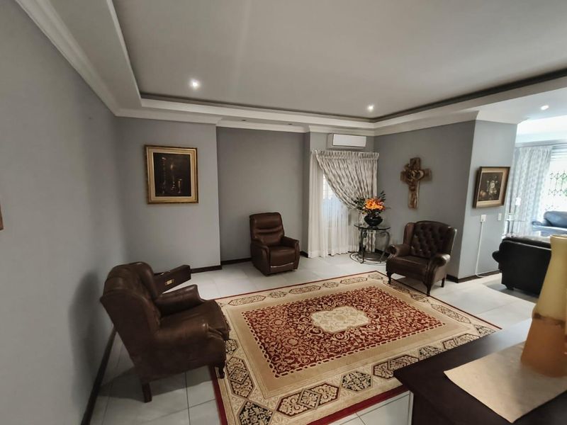 Luxury Living with Income-Generating Flatlet, Heated Pool & Full Solar Power! - Photo 8