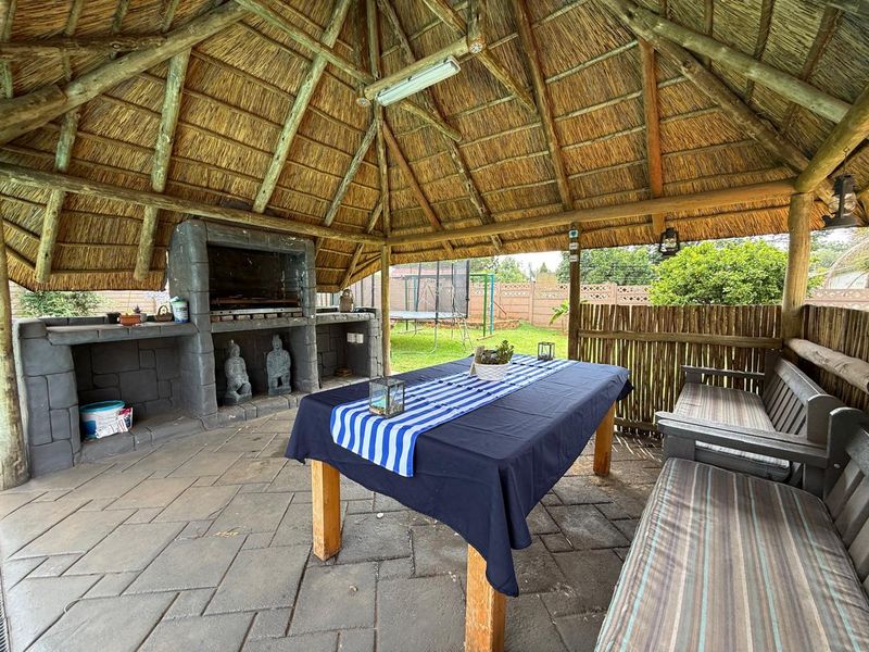 VERSATILE FAMILY HOME WITH MULTIPLE LIVING OPTIONS - Photo 9