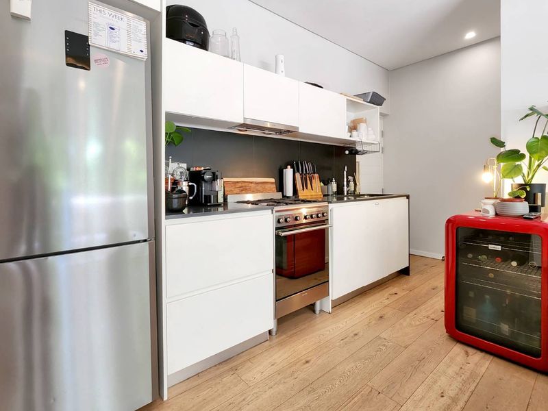 Live where it's all happening - Photo 6