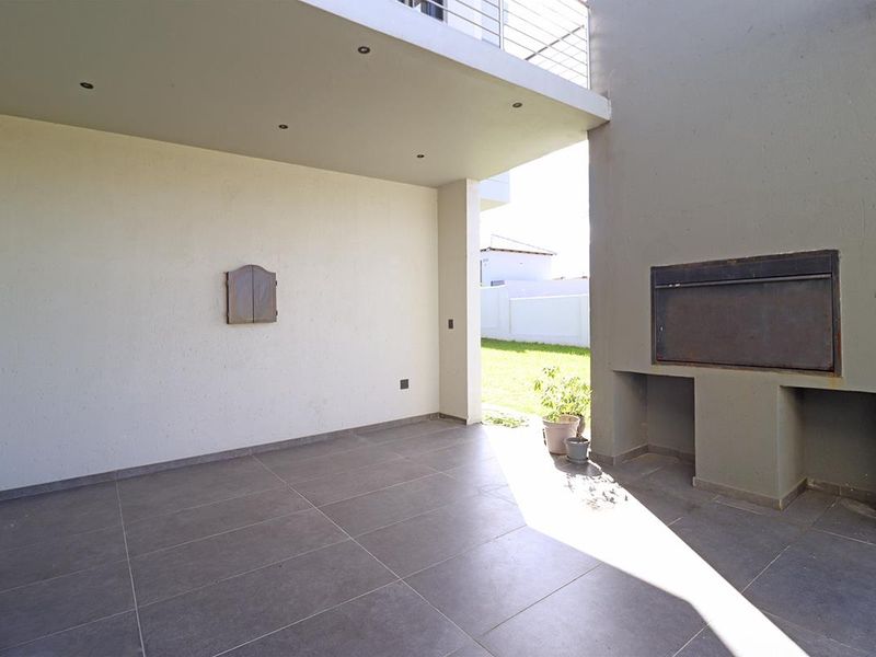 4 Bedroom House for Sale in Blue Valley Golf Estate - Photo 4