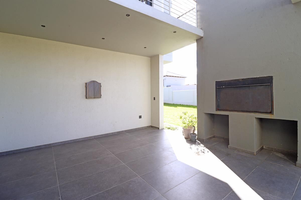 4 Bedroom House for Sale in Blue Valley Golf Estate - Photo 4