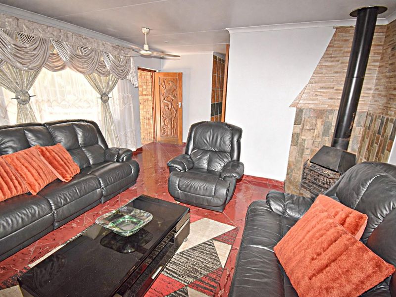 Beautiful Facebrick Home - Photo 7