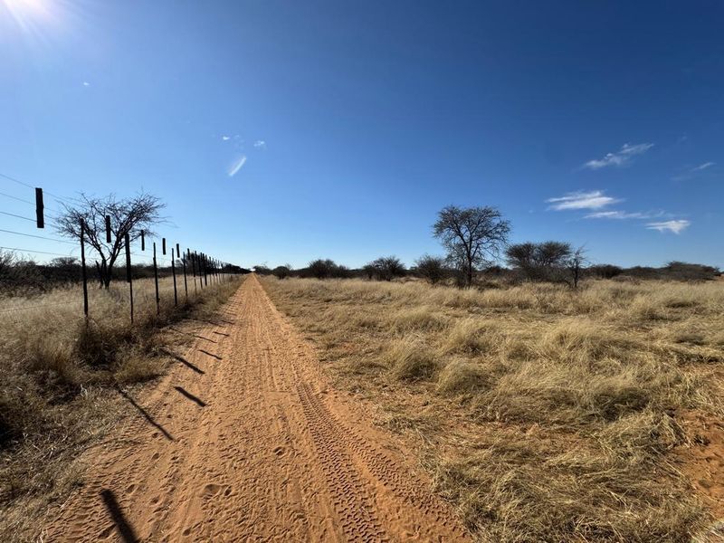 Looking to invest in your own piece of Namibian farmland? This incredible opportunity offers space, structure, and serious farming potential. - Photo 5