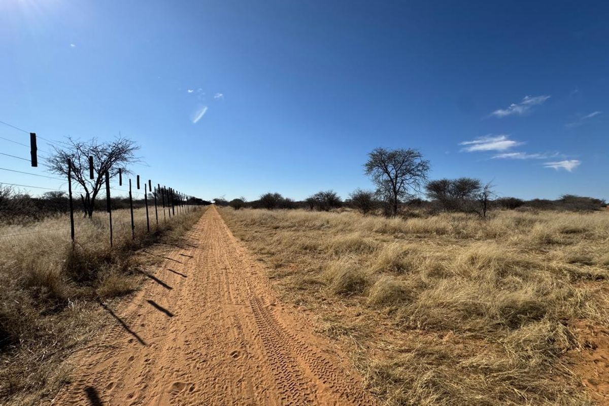 Looking to invest in your own piece of Namibian farmland? This incredible opportunity offers space, structure, and serious farming potential. - Photo 5
