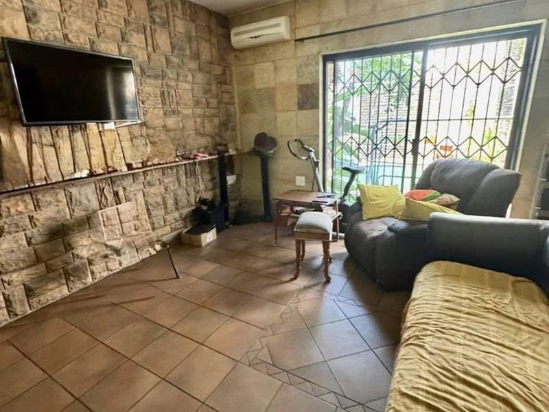 Spacious Property FOR SALE in Windhoek West Ideal for Business - Photo 10