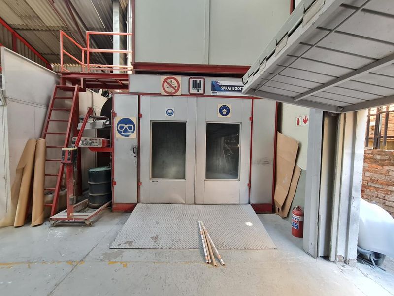 Unlock Opportunity: Versatile Warehouse in New Centre - Photo 8