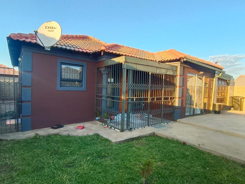 Looking for space, security, and a quiet neighborhood? - Photo 2