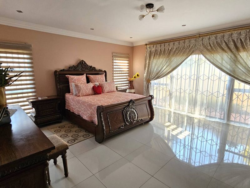 5 Bedroom 5 Bathroom Executive Home in Bougainvilla Estate Hartbeespoort - Photo 4