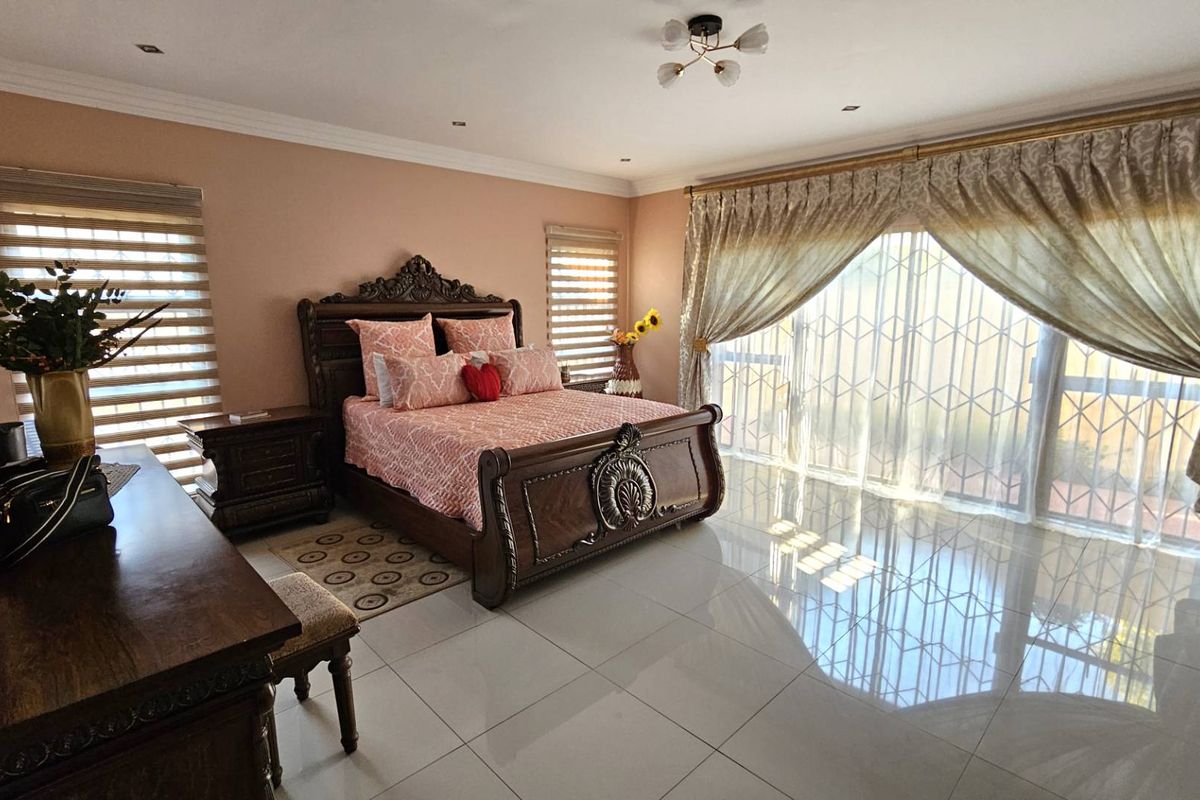 5 Bedroom 5 Bathroom Executive Home in Bougainvilla Estate Hartbeespoort - Photo 4