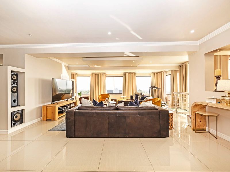 Exquisite Family Home with Table Mountain Views – Entertainer's Dream - Photo 8