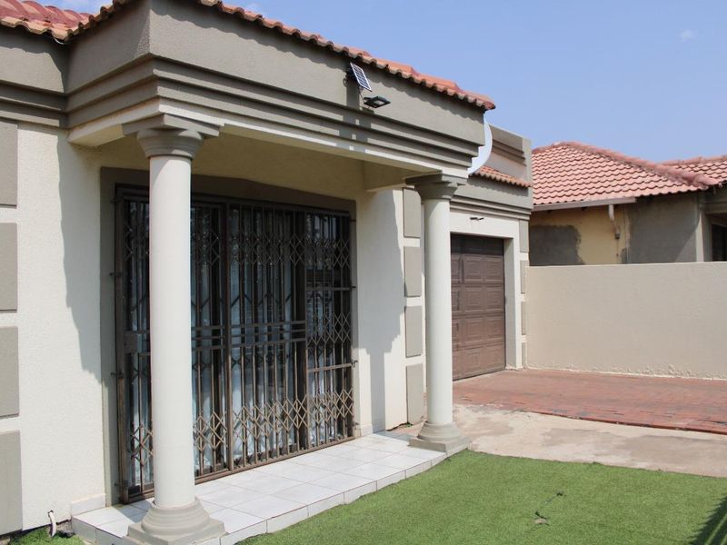 STUNNING FAMILY HOME: ITS A MUST SEE. - Photo 3